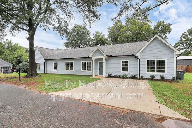 Foto principal - 904 Warren St