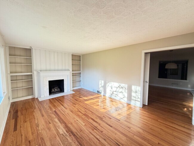 Foto del edificio - The 3 Bedroom In St. Matthews You've Been Looking For!