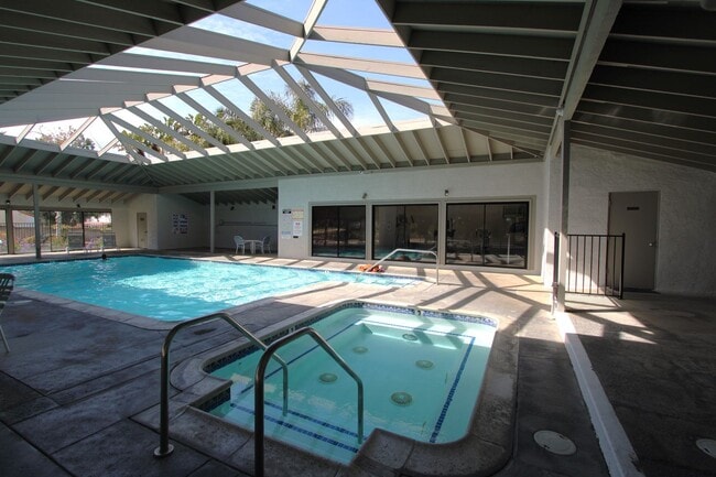 Building Photo - Upstairs 2-Bedroom Condo in South Redlands!