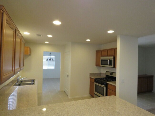 Building Photo - Beautiful 3 Bedroom