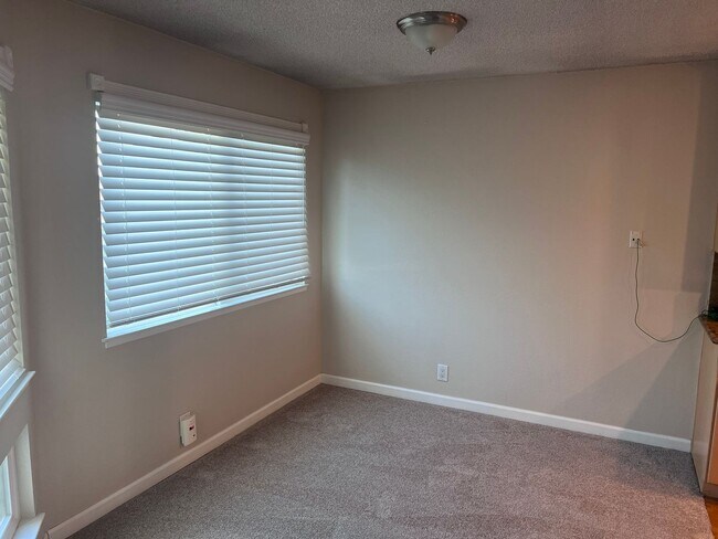 Foto del edificio - DESIRABLE GATED COMMUNITY WITH VIEWS, POOLS, HOT TUB, FITNESS CENTER, AND MORE!!!