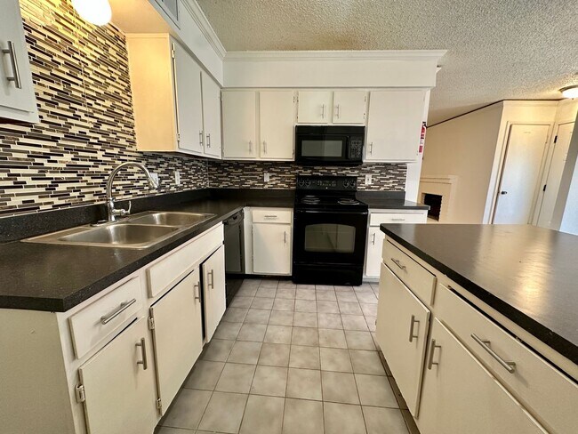 Foto del edificio - For Lease | 2 Bed, 1.5 Bath | 900 Sq Ft | Meadow Village