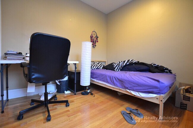 Building Photo - 35 Thatcher St