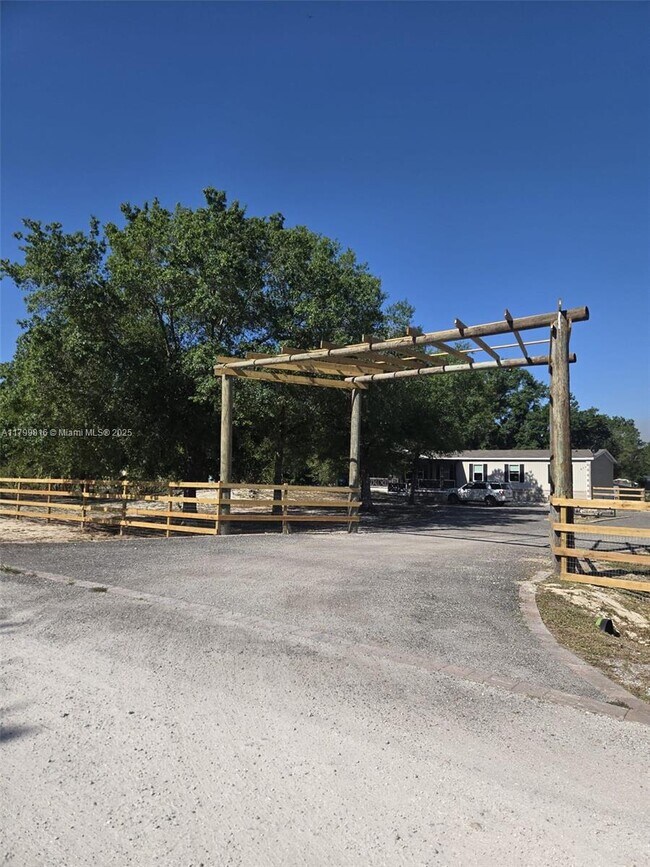 Building Photo - 870 N Isora St