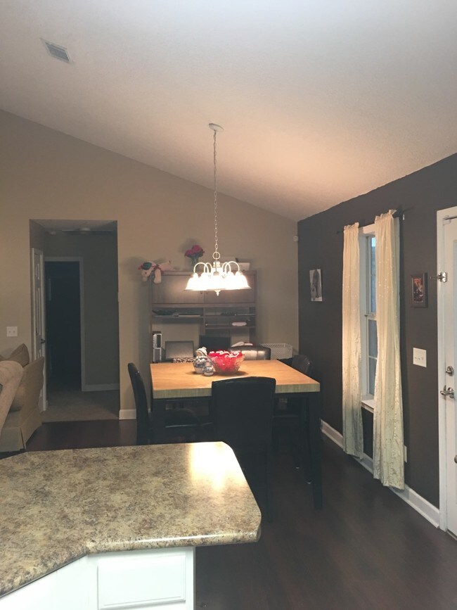 Building Photo - 4063 Meadow Cir