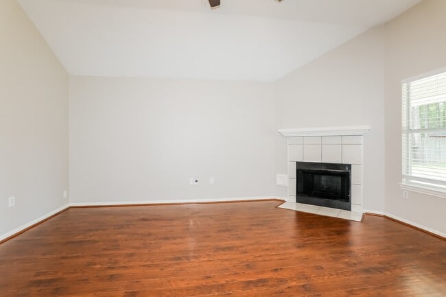 Foto del edificio - 7122 Woodland Oaks