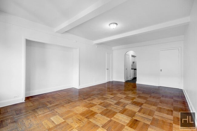Building Photo - Large Studio. Doorman. Laundry. GYM & Elev...