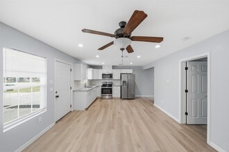 Building Photo - 8595 Parkway Dr