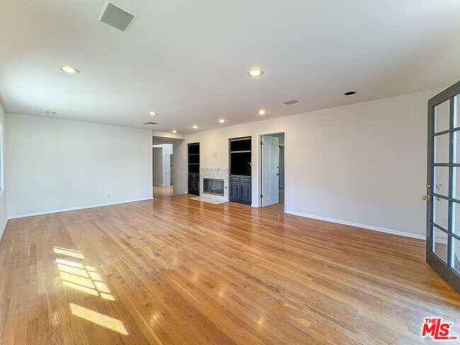Foto del edificio - 2445 22nd St