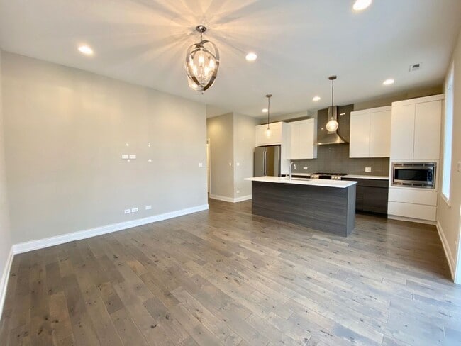 Building Photo - 317 W Evergreen Ave