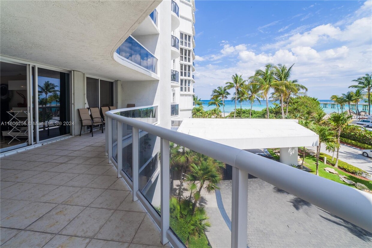 Foto principal - 16711 Collins Ave