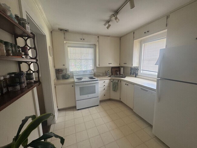 Foto del edificio - COMING SOON! Spacious & Bright 2BR home in...