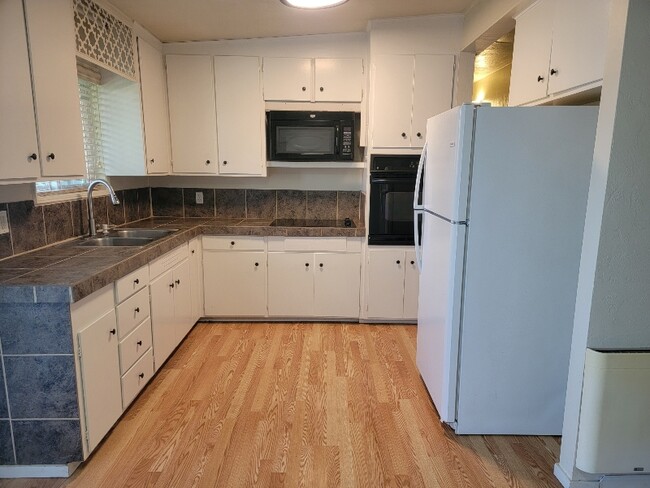 Building Photo - 1953 Riverview St