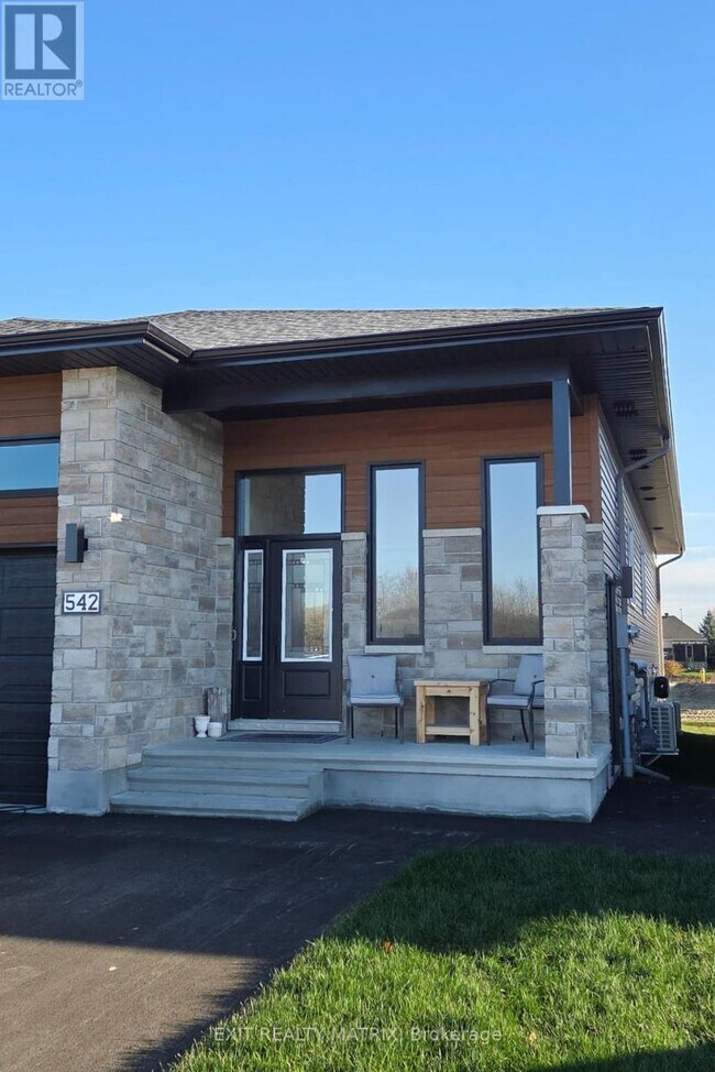 Building Photo - 542 Angèle St