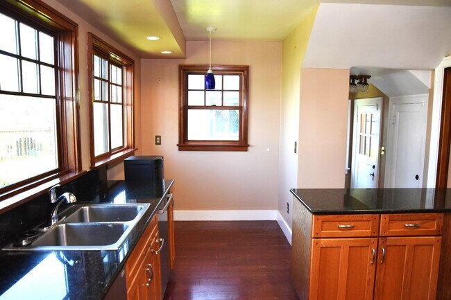 Building Photo - Spacious 3 Bedroom 3 Bath Old Town Tacoma ...