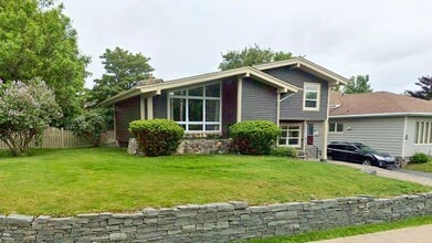 Building Photo - 37 Cowan Ave