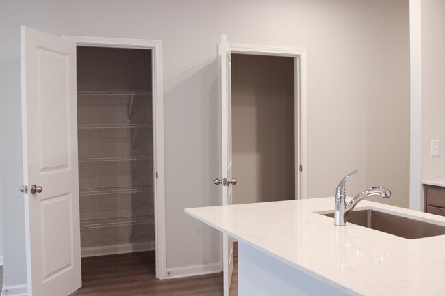 Foto del edificio - 479 Crown Dr