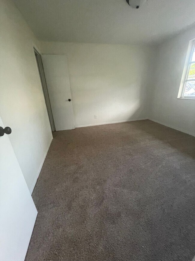 Building Photo - 3 Bed 2 Bath Home Pet Friendly MOVE IN SPE...
