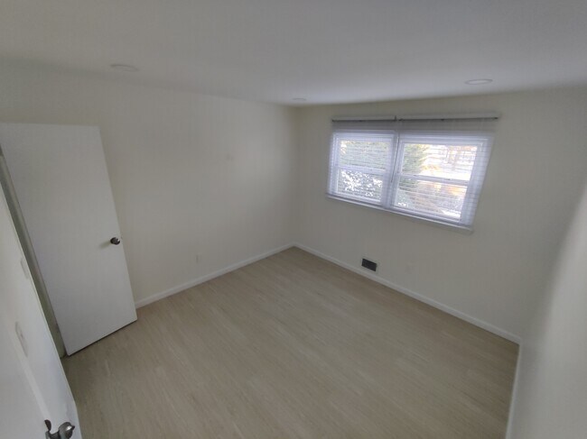 Foto del edificio - 8 Deborah Dr