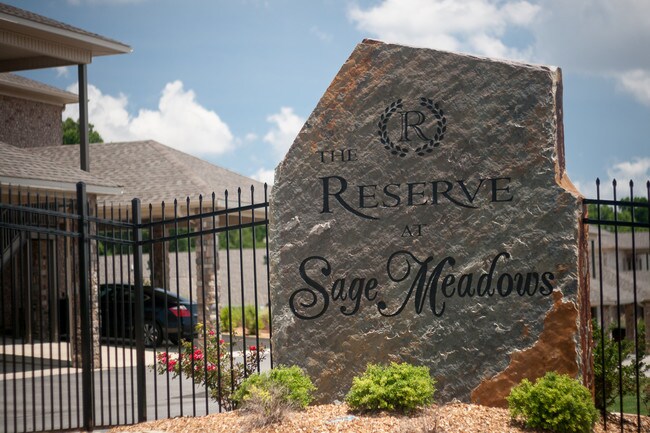 Foto del edificio - 4800 Reserve Dr