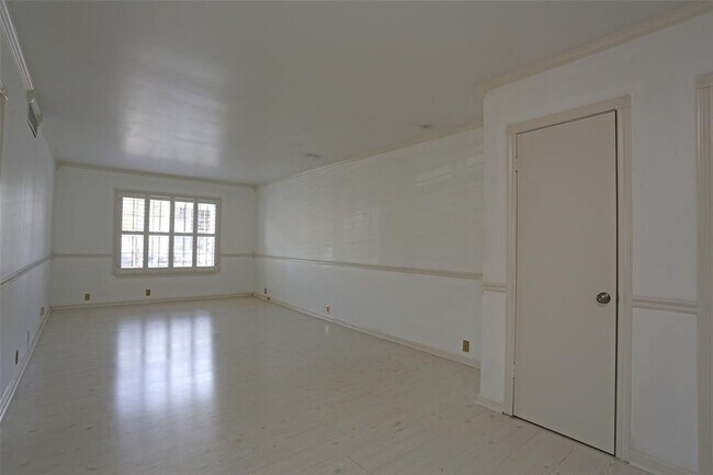 Building Photo - 2601 Bellefontaine