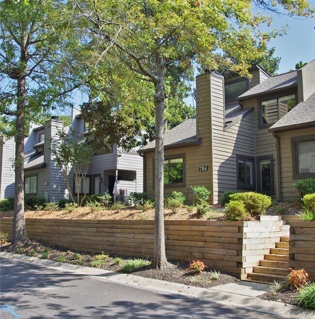 Building Photo - 704 Cedar Chase Cir NE