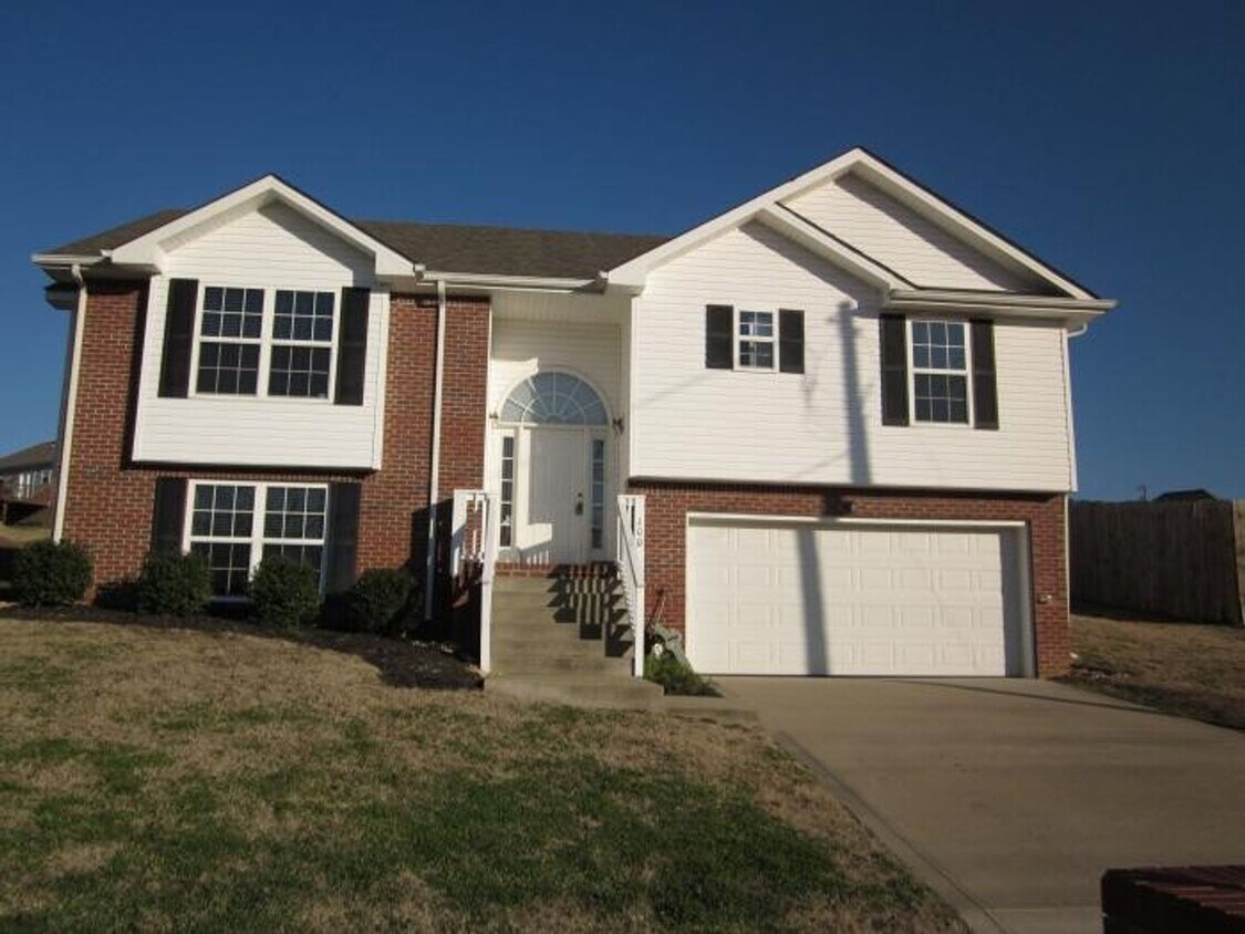 Primary Photo - 3 Bedroom 2 Bath home in well established ...