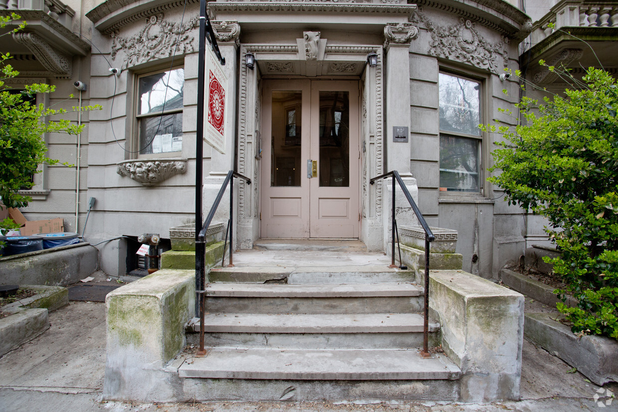 Building Photo - 18 W 76th St