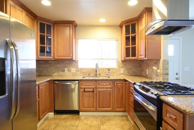 Foto del edificio - Remodeled and Charming 3 Bedroom 2 Bath Santa Clara Home!