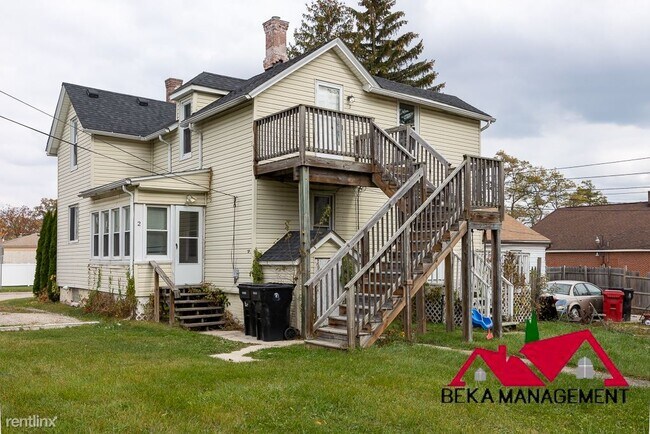 Foto del edificio - 2 br, 1 bath Triplex - 19336 Martin Rd Apt 3