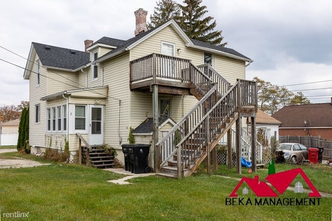 Building Photo - 2 br, 1 bath Triplex - 19336 Martin Rd Apt 3