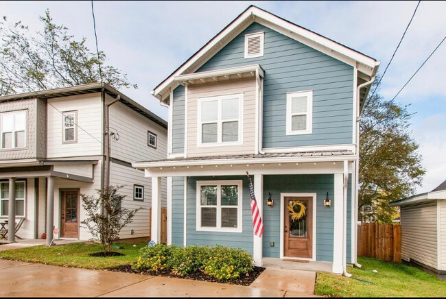 Building Photo - 1211B Litton Ave