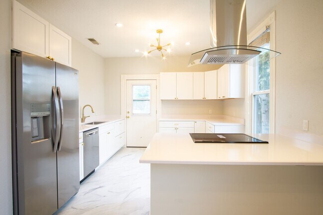 Foto del edificio - Gorgeous & Luxurious Remodeled Top-Floor T...