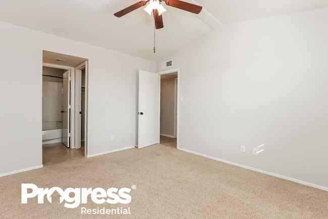Building Photo - 4661 Loma Del Rey Cir