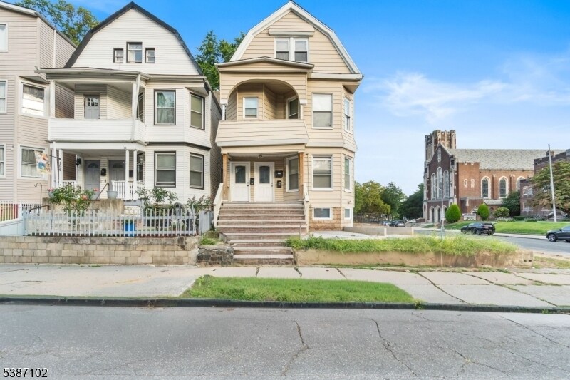 Primary Photo - 156 Shepard Ave