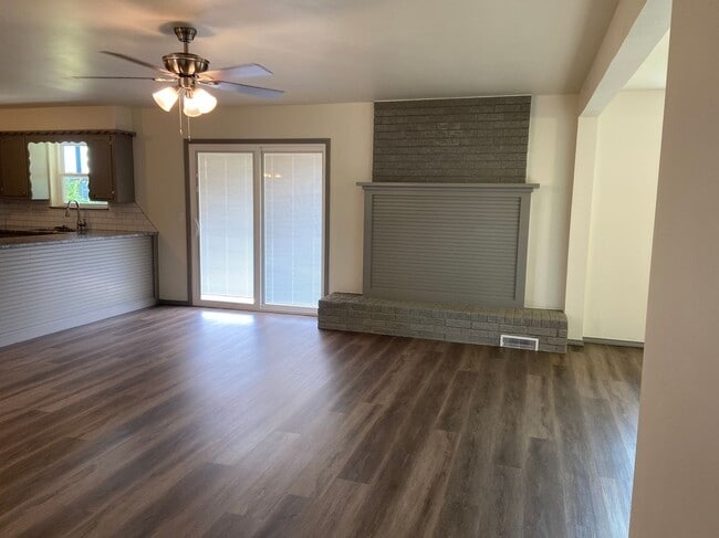 Building Photo - 121 N Montebella Ter
