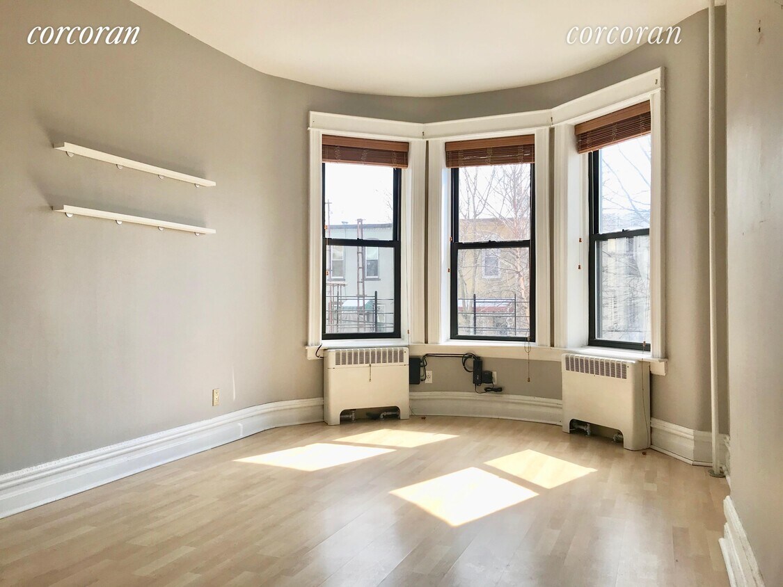 Foto principal - 59-26 Catalpa Ave