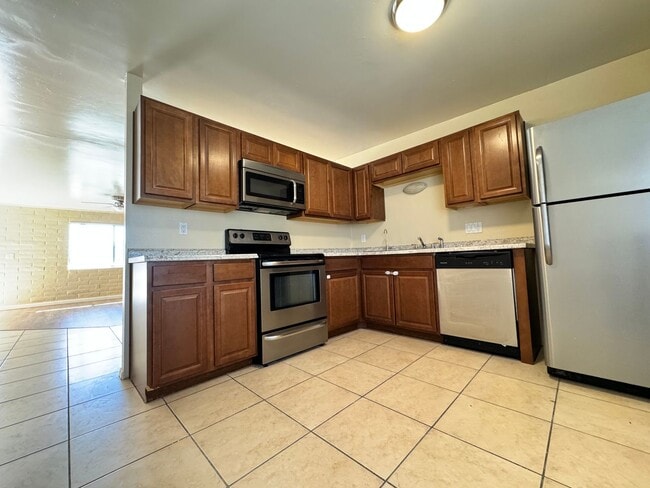 Building Photo - Eastside 4 bedroom house, large yard, extr...