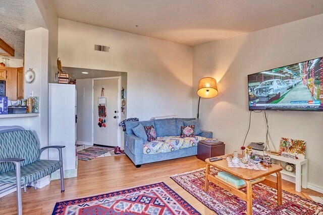 Building Photo - 2560 Avenida Del Vista
