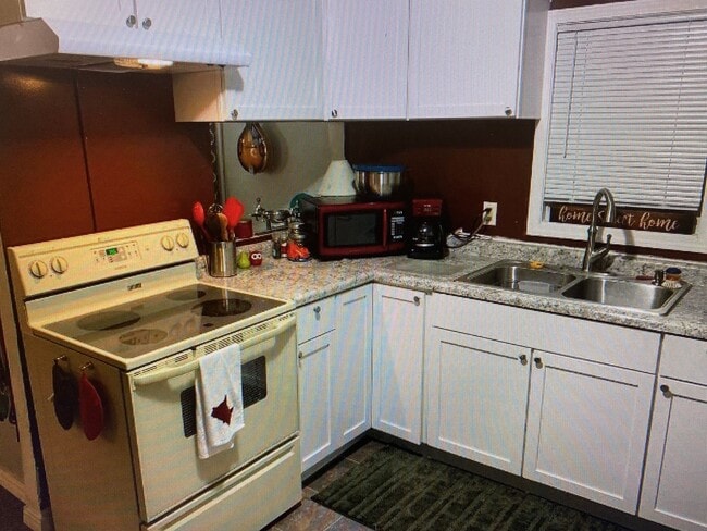 Building Photo - AVAILABLE August - 1 Bed 1 Bath single family home!