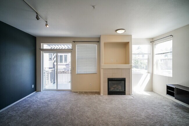 Building Photo - Charming Townhome Condo 3 Bedrooms / 2.5 B...