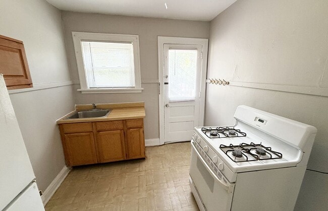 Building Photo - 415 Probasco St