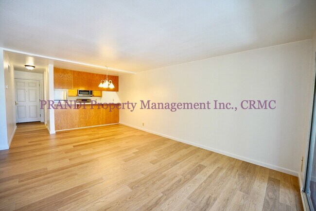 Foto del edificio - Top Floor Condo with New Flooring and Deck