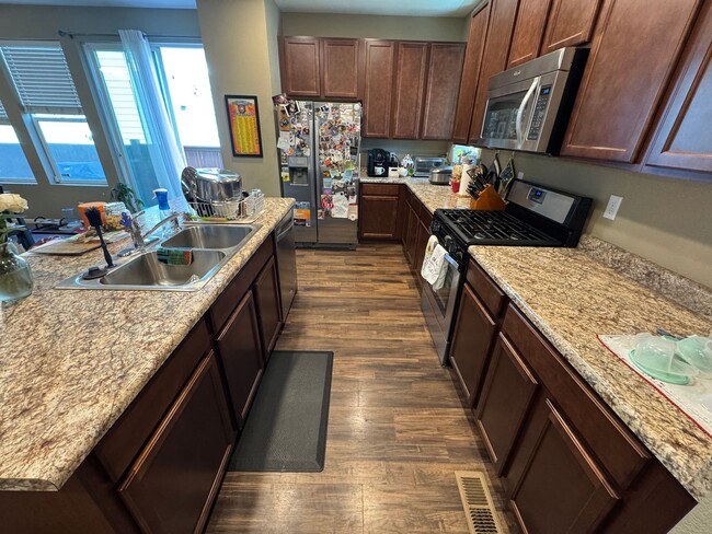 Building Photo - Modern & Light-Filled Home in Central Park – Prime Location