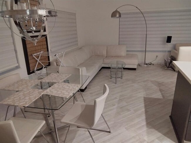 Foto del edificio - 2811 NE 51st St