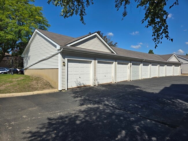 Building Photo - 149 N Waters Edge Dr