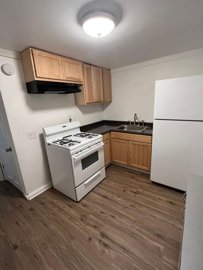 Building Photo - 3 Bedroom | 1 Bathroom | $1,500