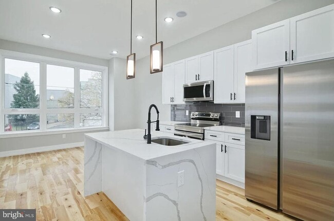 Building Photo - 411 W Hewson St