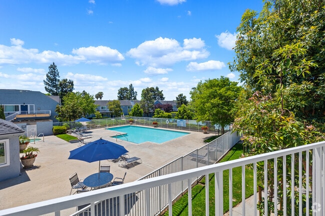 1BR, 1BA - 700SF - Balcony - Mountain View Apartments