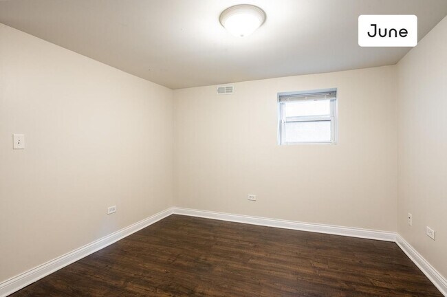 Building Photo - Full bedroom in 3 bed/2 bath Home